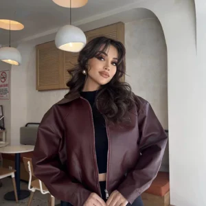 جاكيت جلد قصير